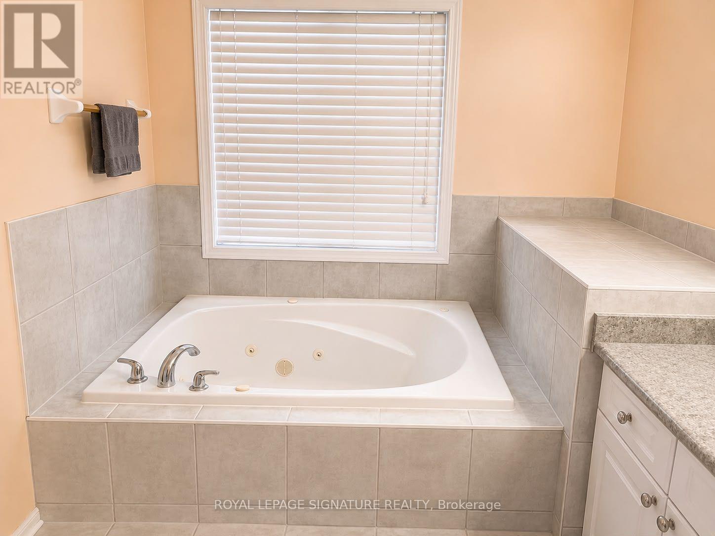 Upper - 10 Bonavista Drive, Brampton, Ontario  L6X 0N2 - Photo 11 - W13719688