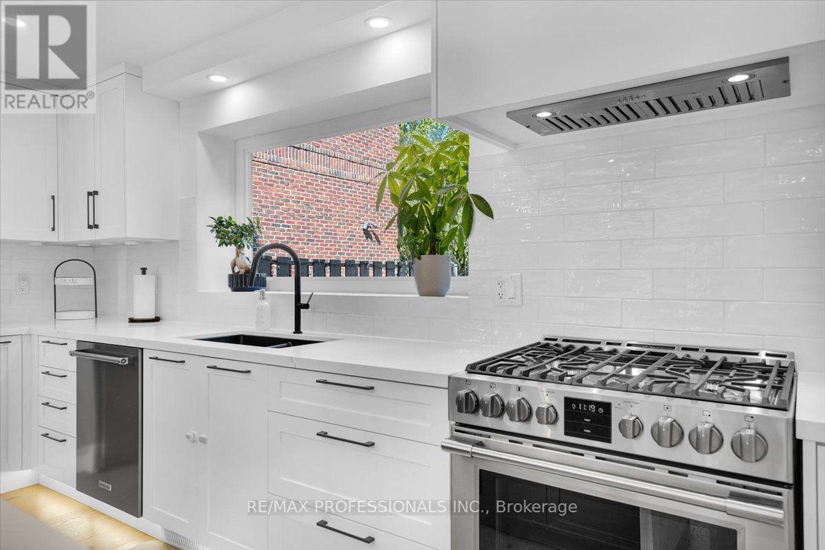 4 Winston Grove, Toronto, Ontario  M8Y 2K8 - Photo 15 - W13719694