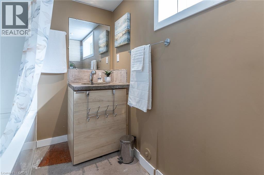 274 East 38th Street, Hamilton, Ontario  L8V 4G3 - Photo 14 - 40858567