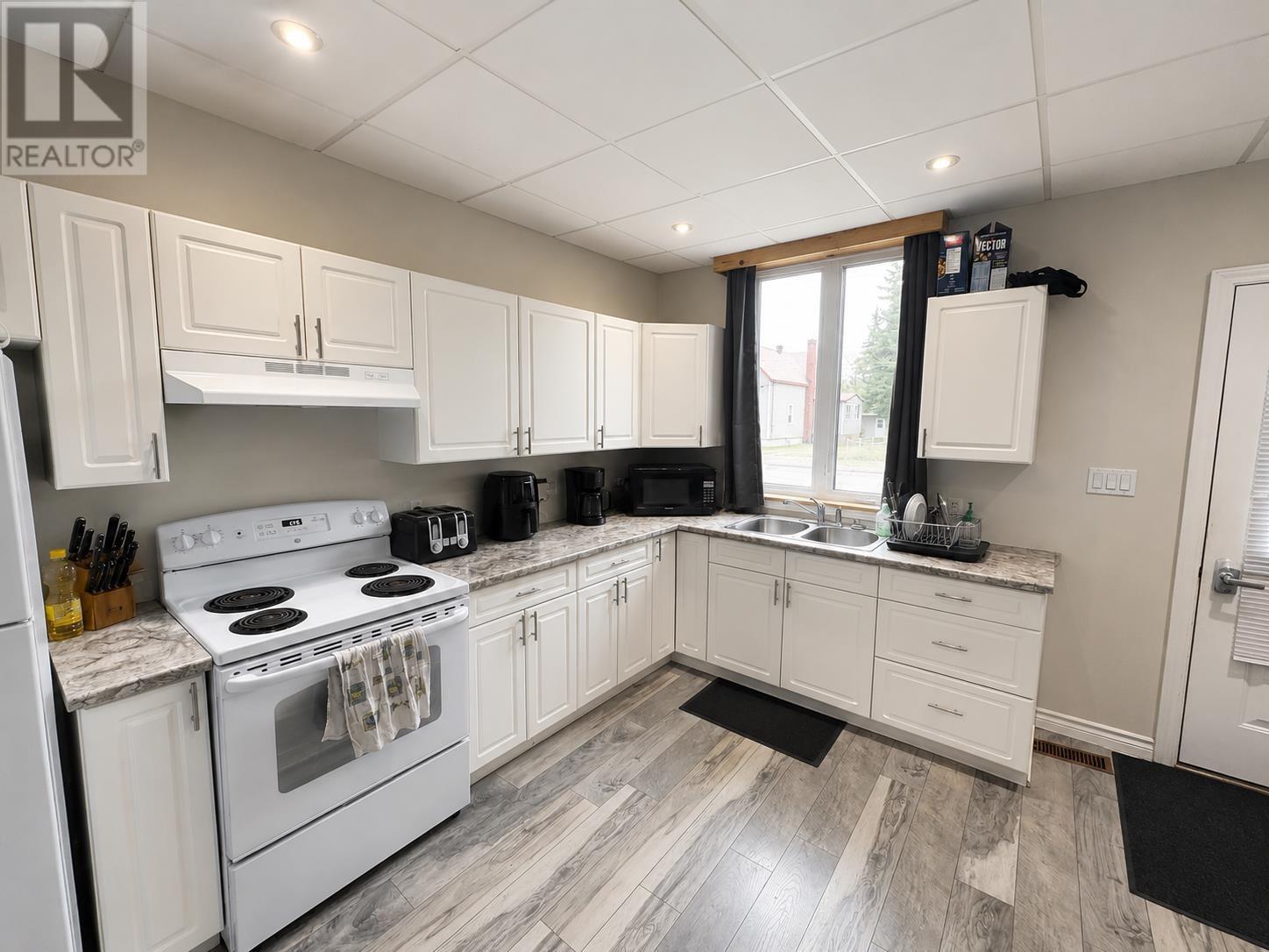 28 Aberdeen Street South, Chapleau, Ontario  P0M 1K0 - Photo 4 - SM262330