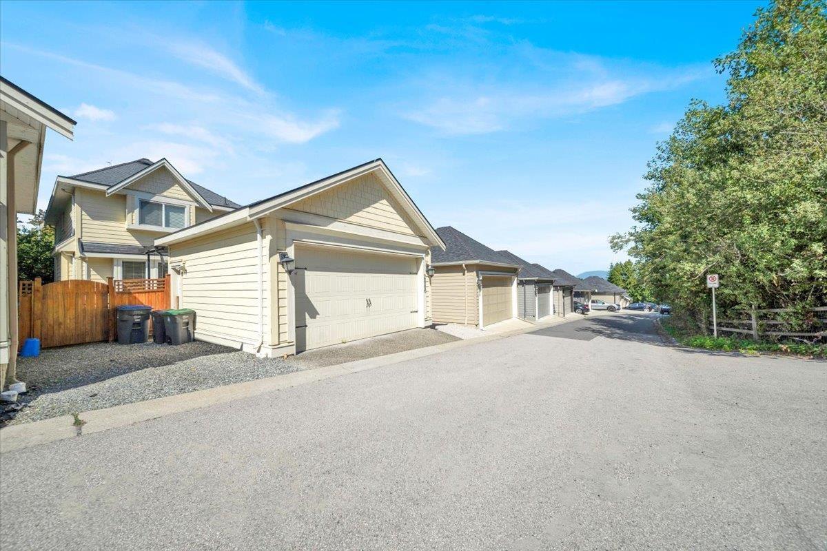 2886 160 Street, Surrey, British Columbia  V3Z 3W1 - Photo 2 - R3159344