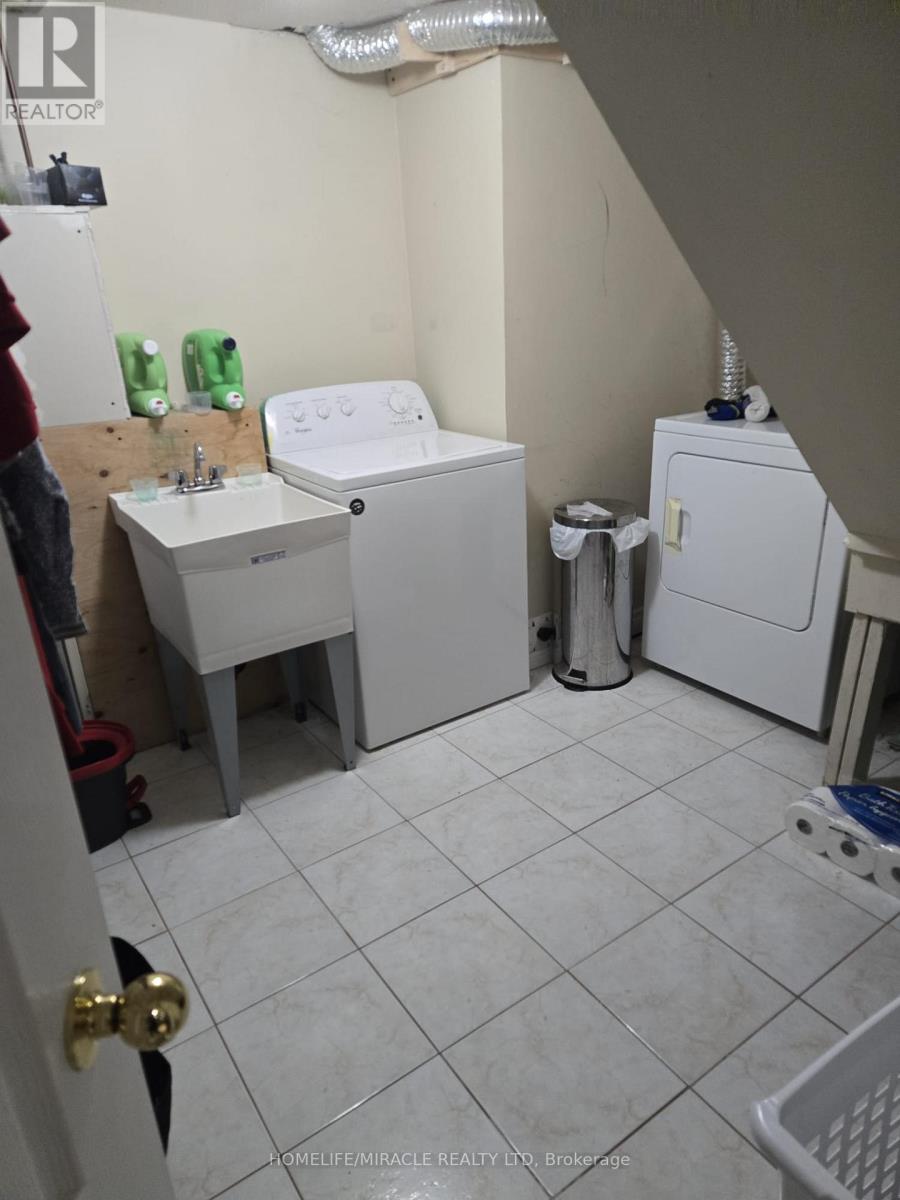 21 Mario Street, Brampton, Ontario  L6P 1N1 - Photo 9 - W13712308