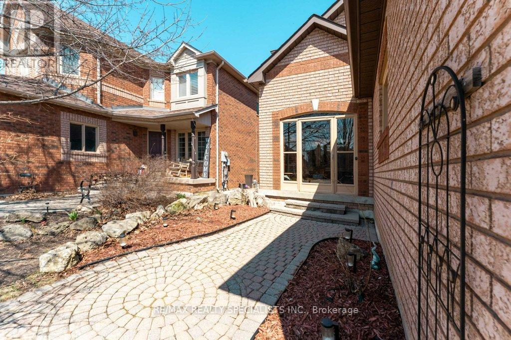 34 Killaloe Crescent, Halton Hills, Ontario  L7G 5N2 - Photo 3 - W13719866