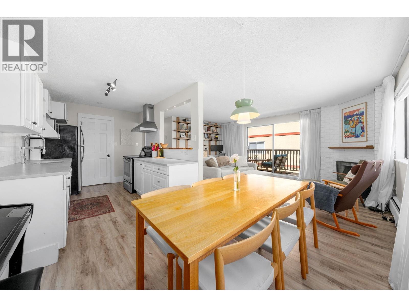 202 1610 Chesterfield Avenue, North Vancouver, British Columbia  V7M 2N7 - Photo 2 - R3159397
