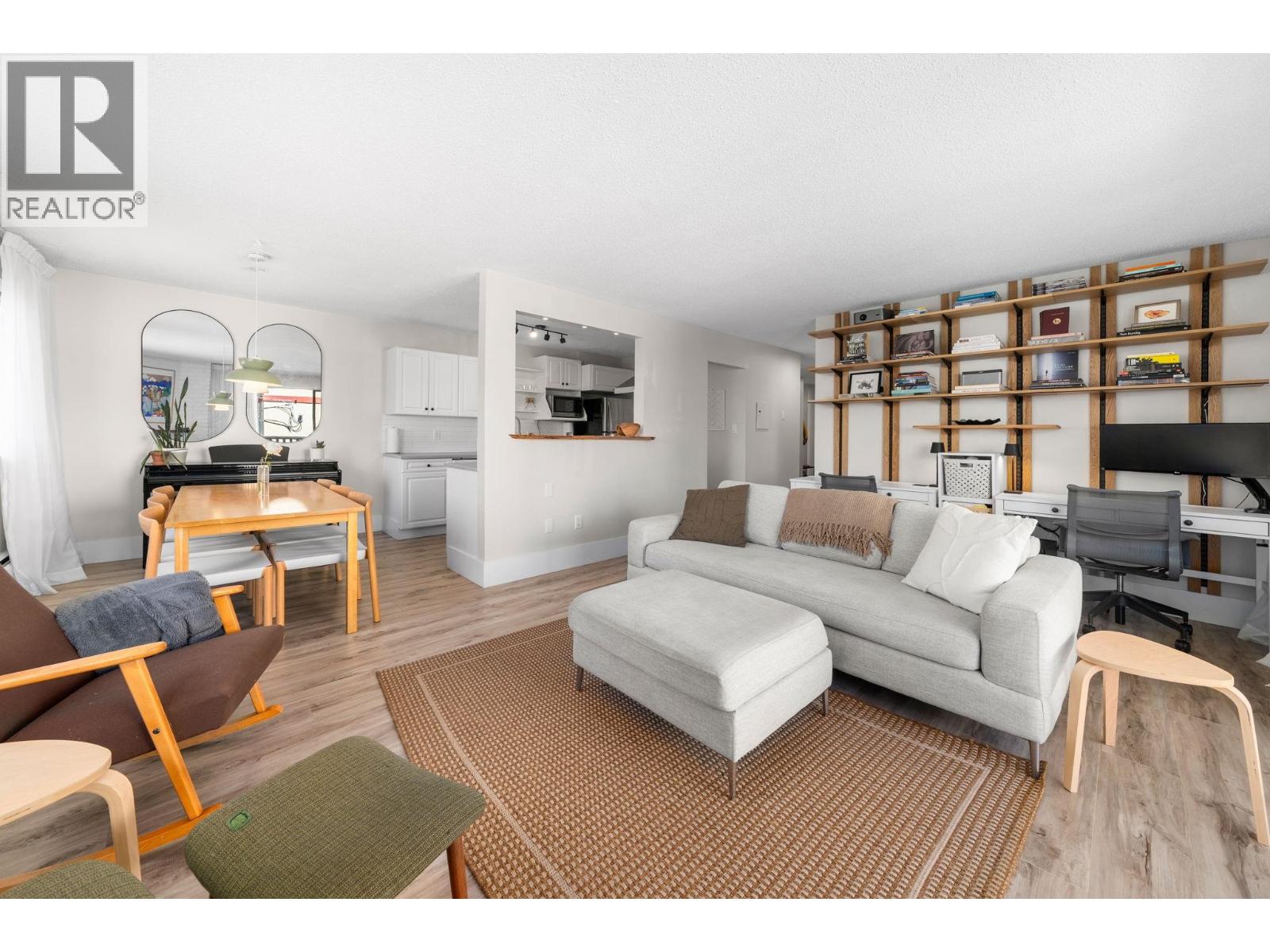 202 1610 CHESTERFIELD AVENUE, North Vancouver, British Columbia