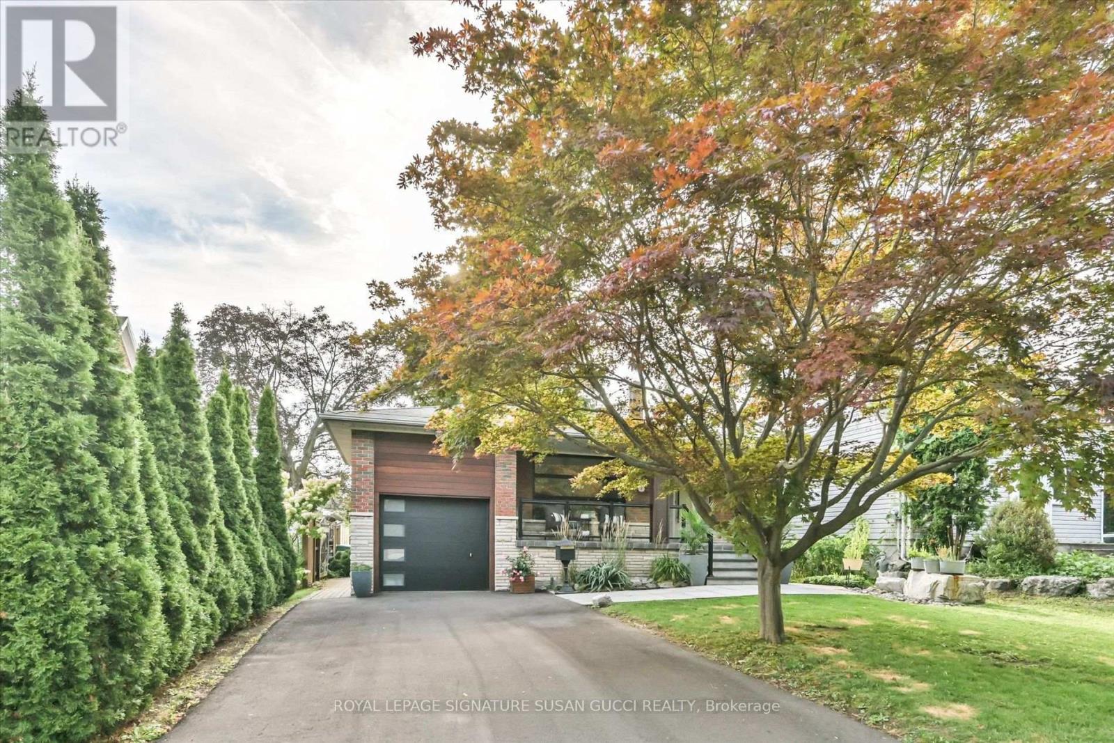 16 Squires Avenue, Toronto, Ontario  M4B 2R3 - Photo 1 - E13720036