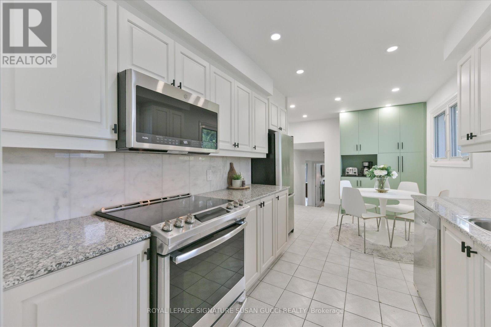 16 Squires Avenue, Toronto, Ontario  M4B 2R3 - Photo 13 - E13720036