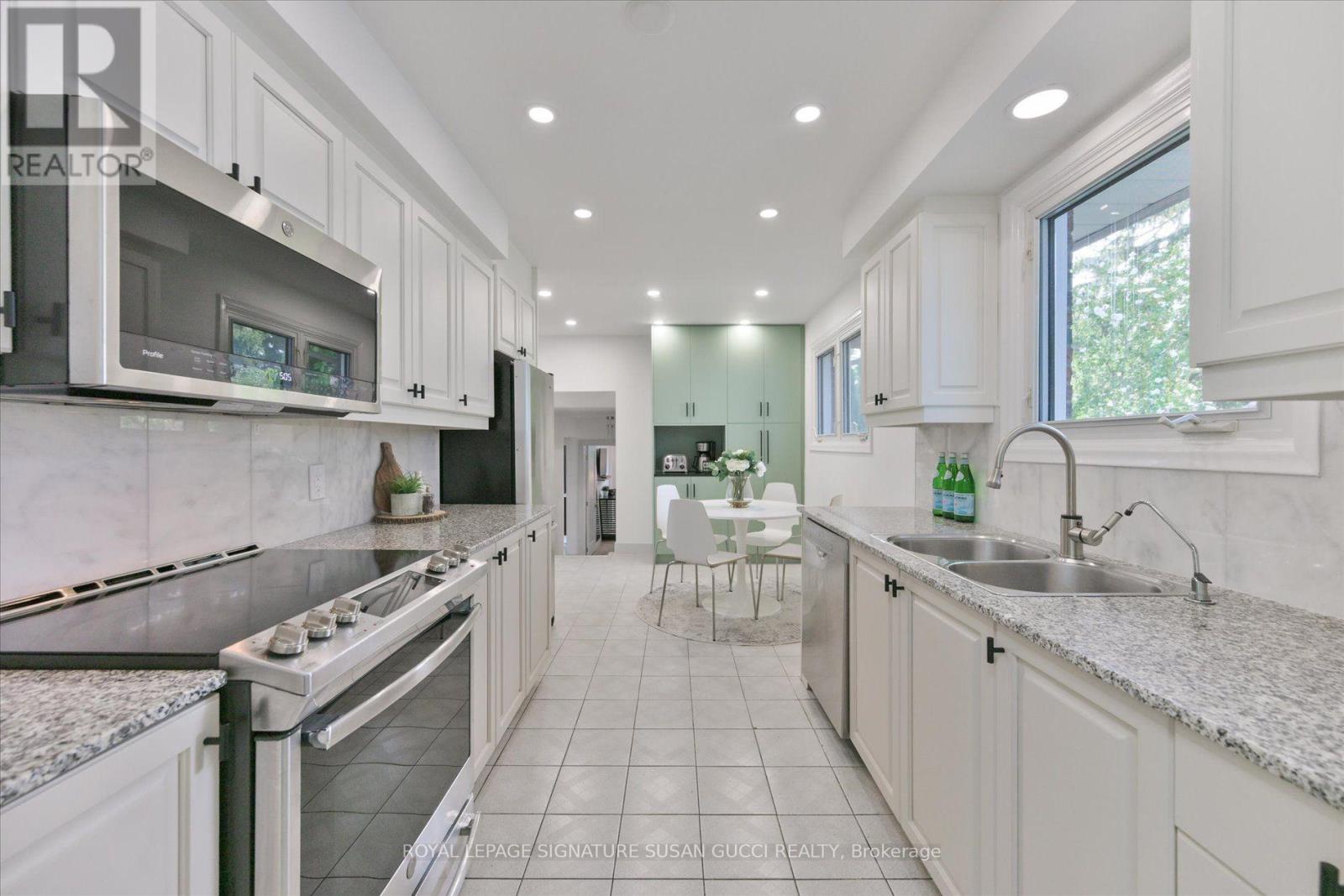 16 Squires Avenue, Toronto, Ontario  M4B 2R3 - Photo 15 - E13720036