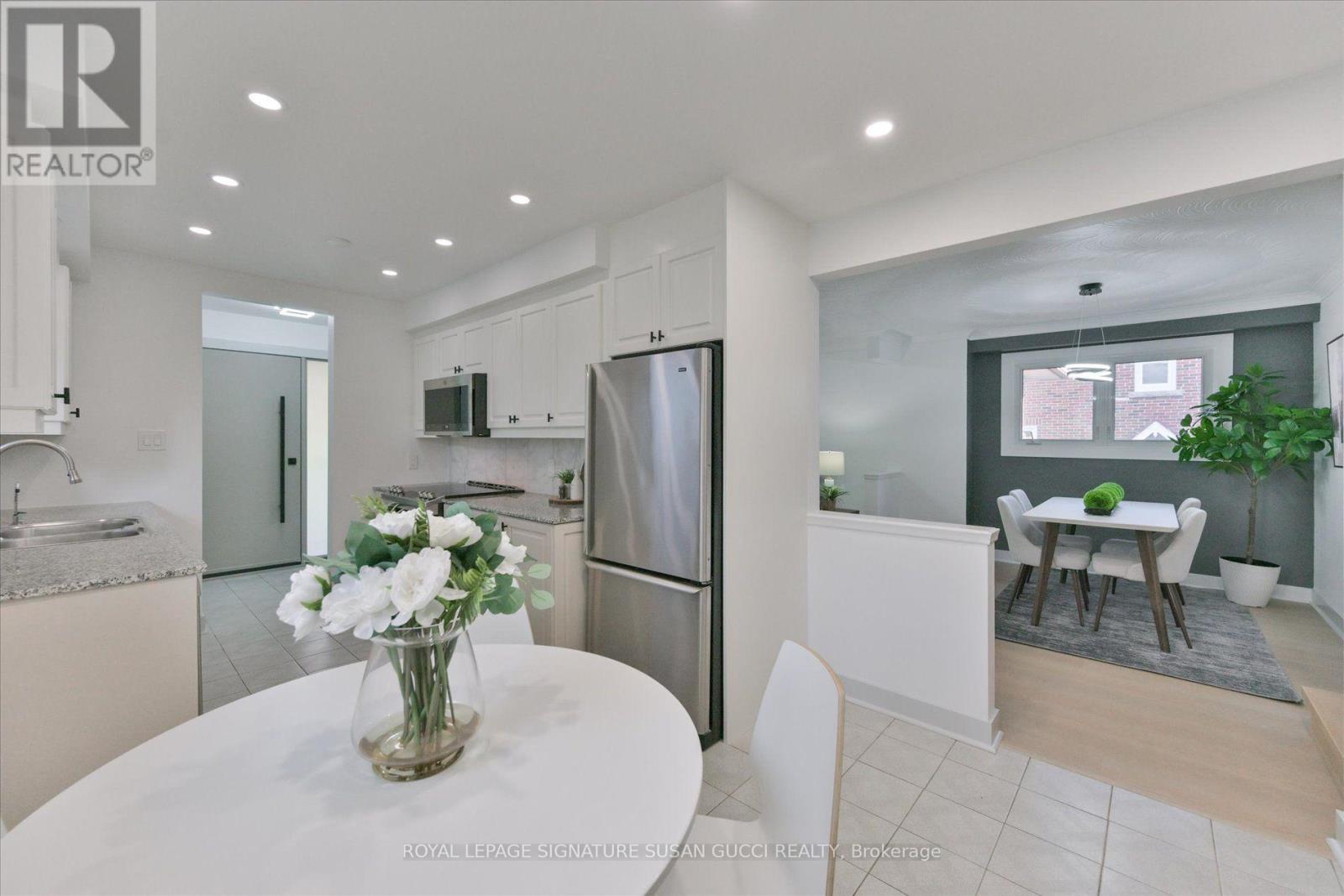 16 Squires Avenue, Toronto, Ontario  M4B 2R3 - Photo 17 - E13720036