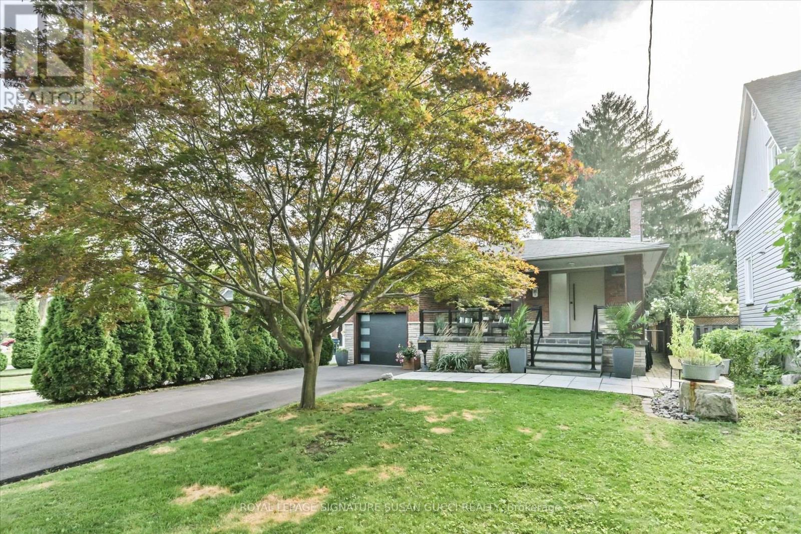 16 Squires Avenue, Toronto, Ontario  M4B 2R3 - Photo 2 - E13720036