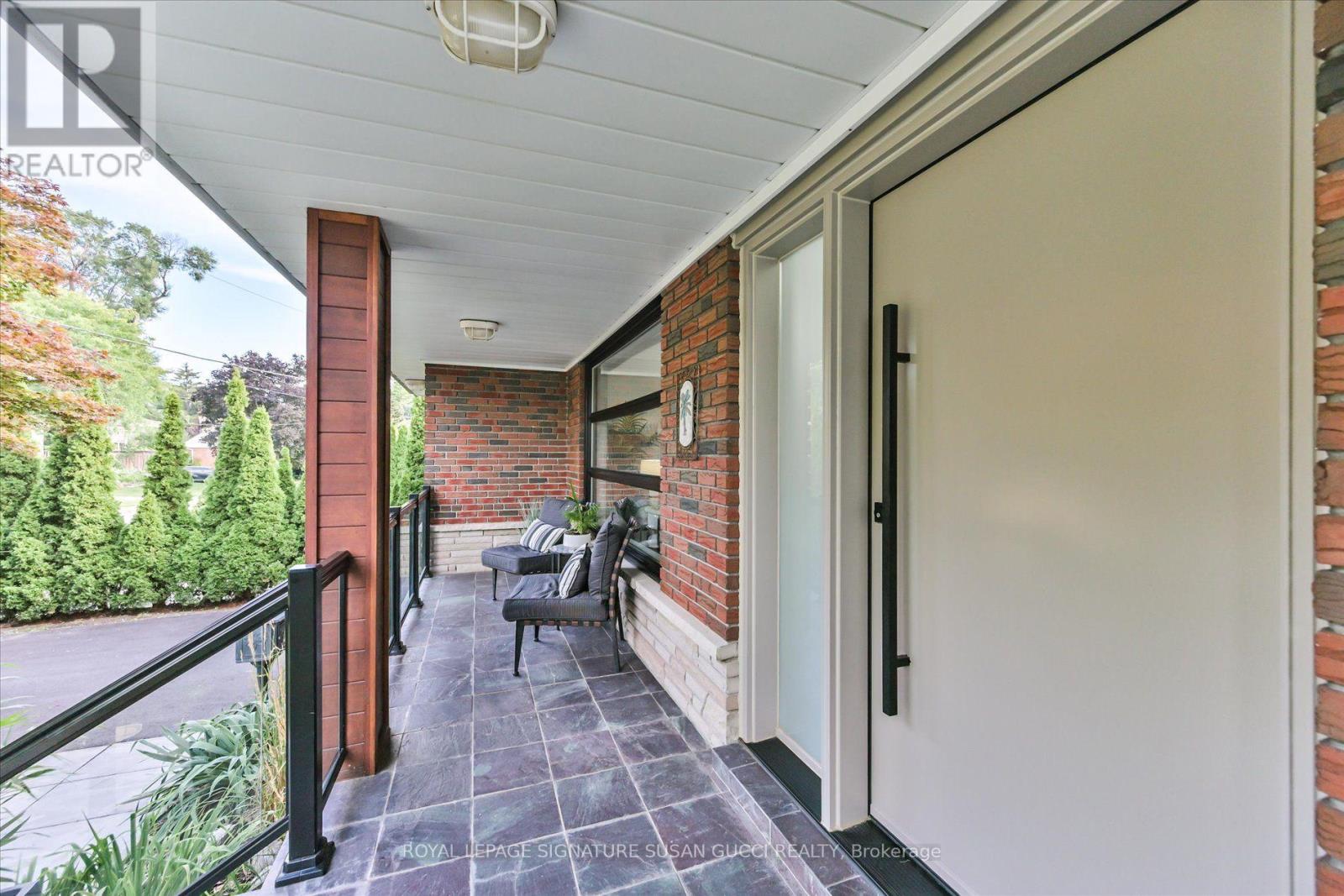 16 Squires Avenue, Toronto, Ontario  M4B 2R3 - Photo 4 - E13720036