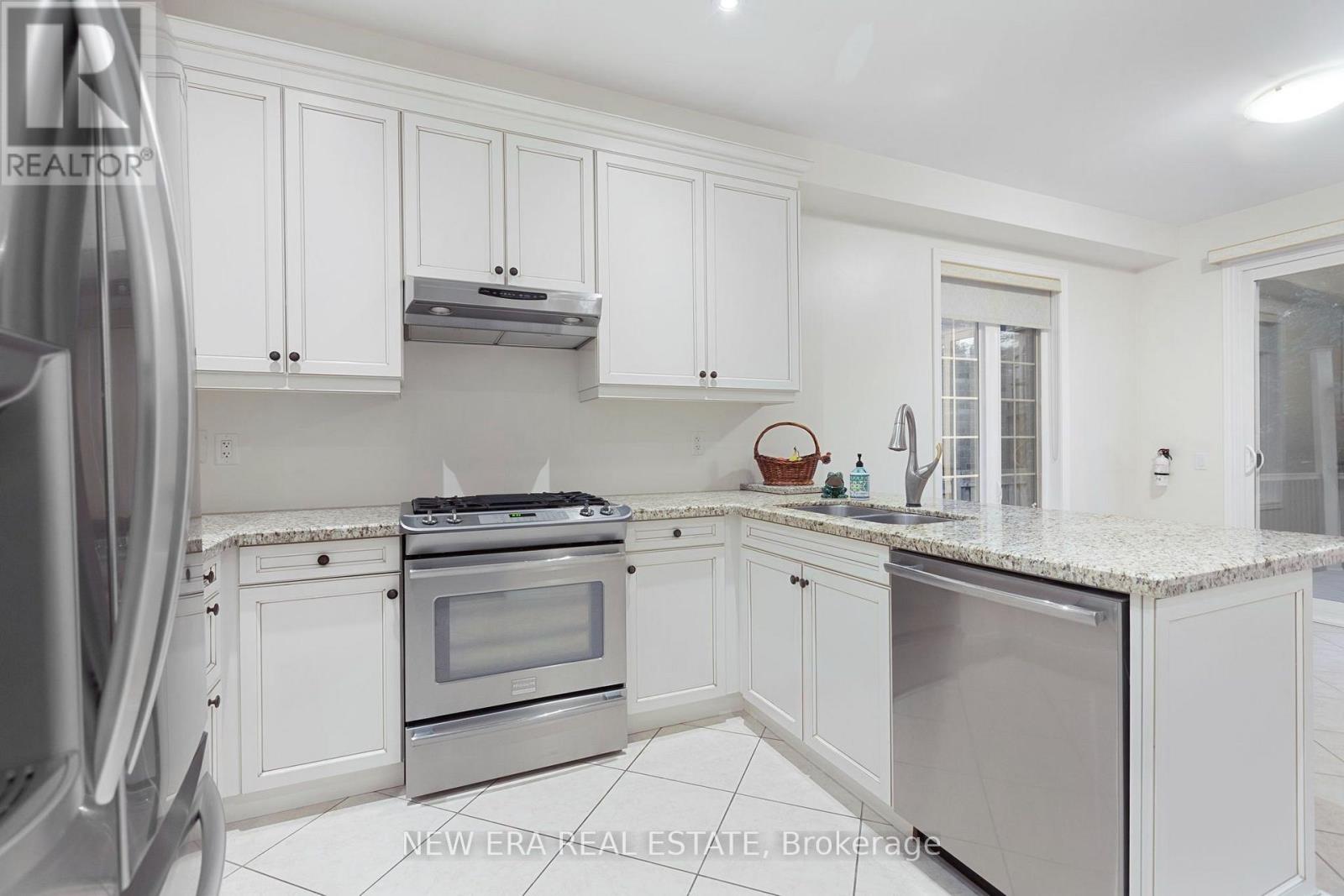 2 Lady Valentina Avenue, Vaughan, Ontario  L6A 0E4 - Photo 11 - N13719972