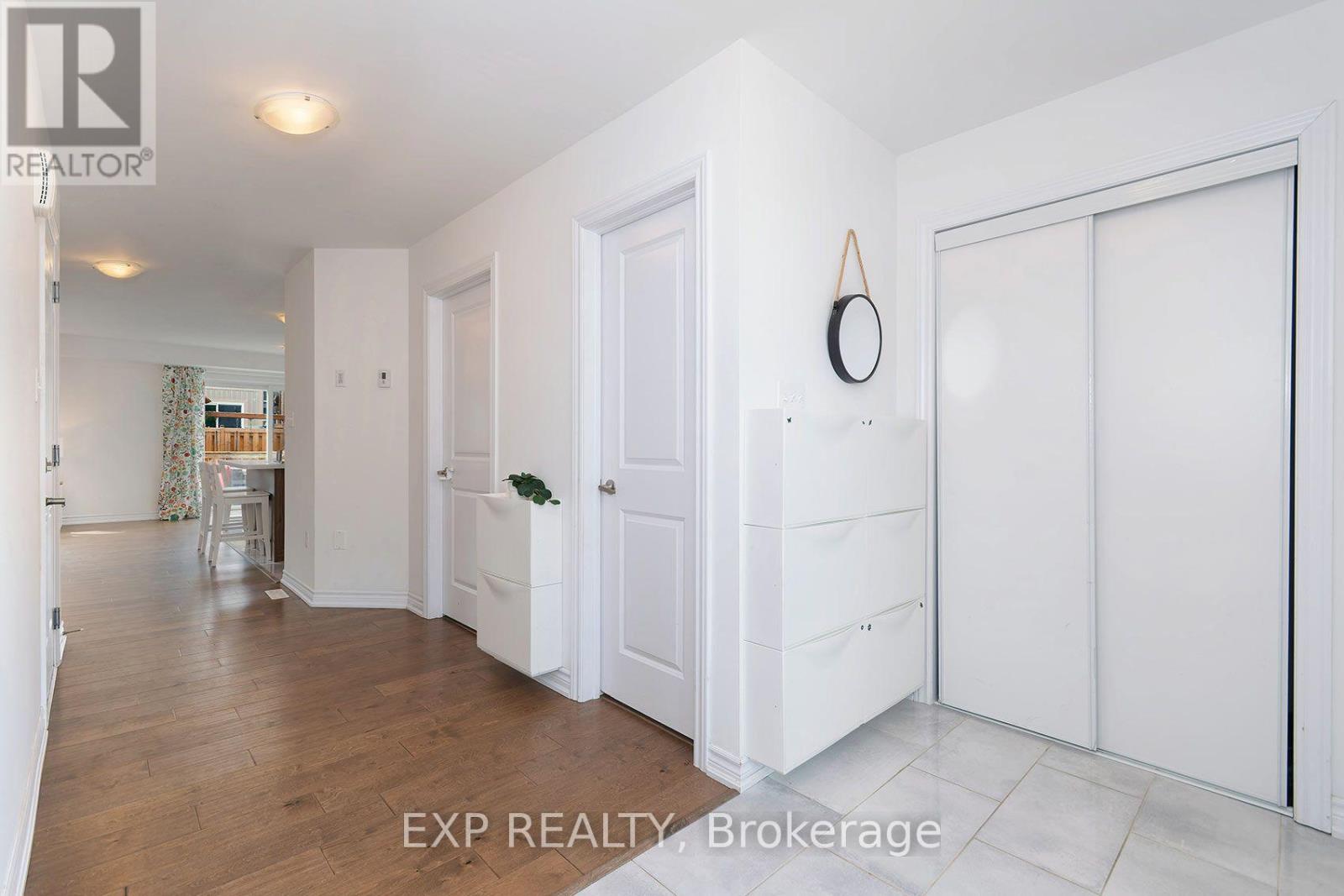 106 Mabern Street, Barrie, Ontario  L9J 0H8 - Photo 4 - S13719950