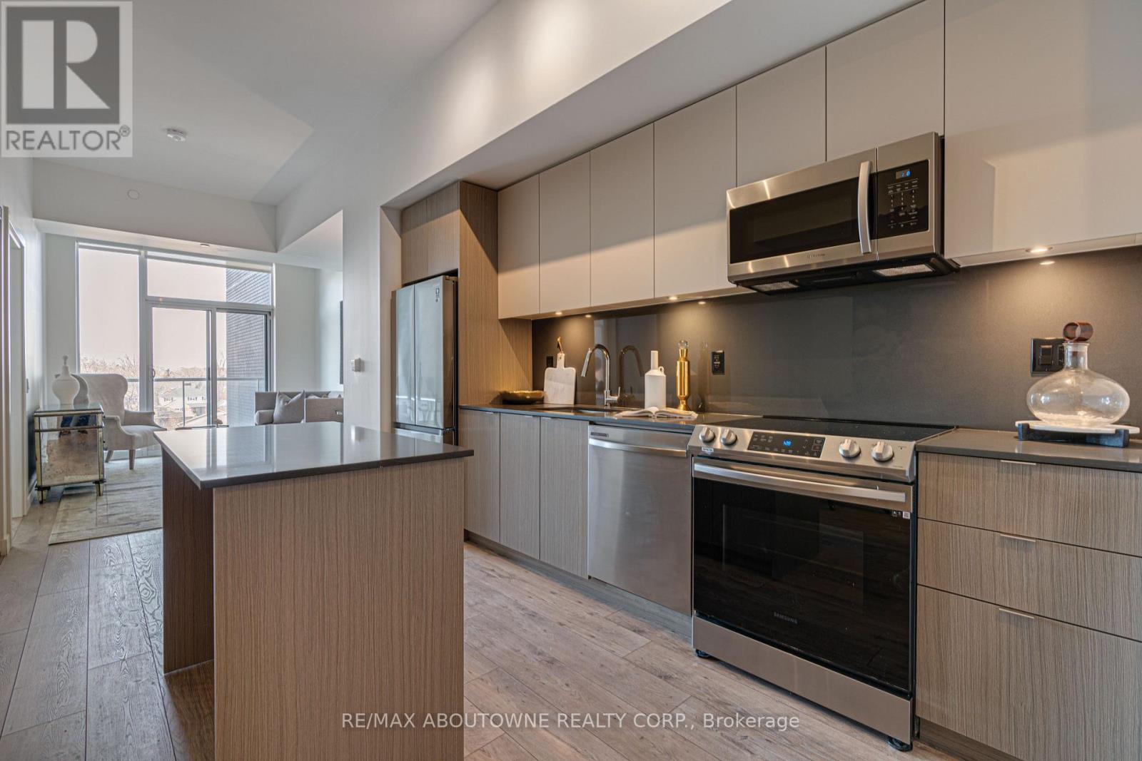 B0903 - 133 Bronte Road, Oakville, Ontario  L6L 3C1 - Photo 4 - W13606952