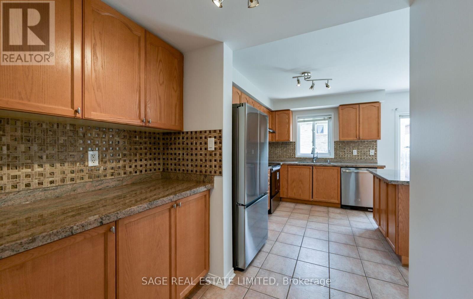 6 Fairhill Avenue, Brampton, Ontario  L7A 2A9 - Photo 11 - W13720018