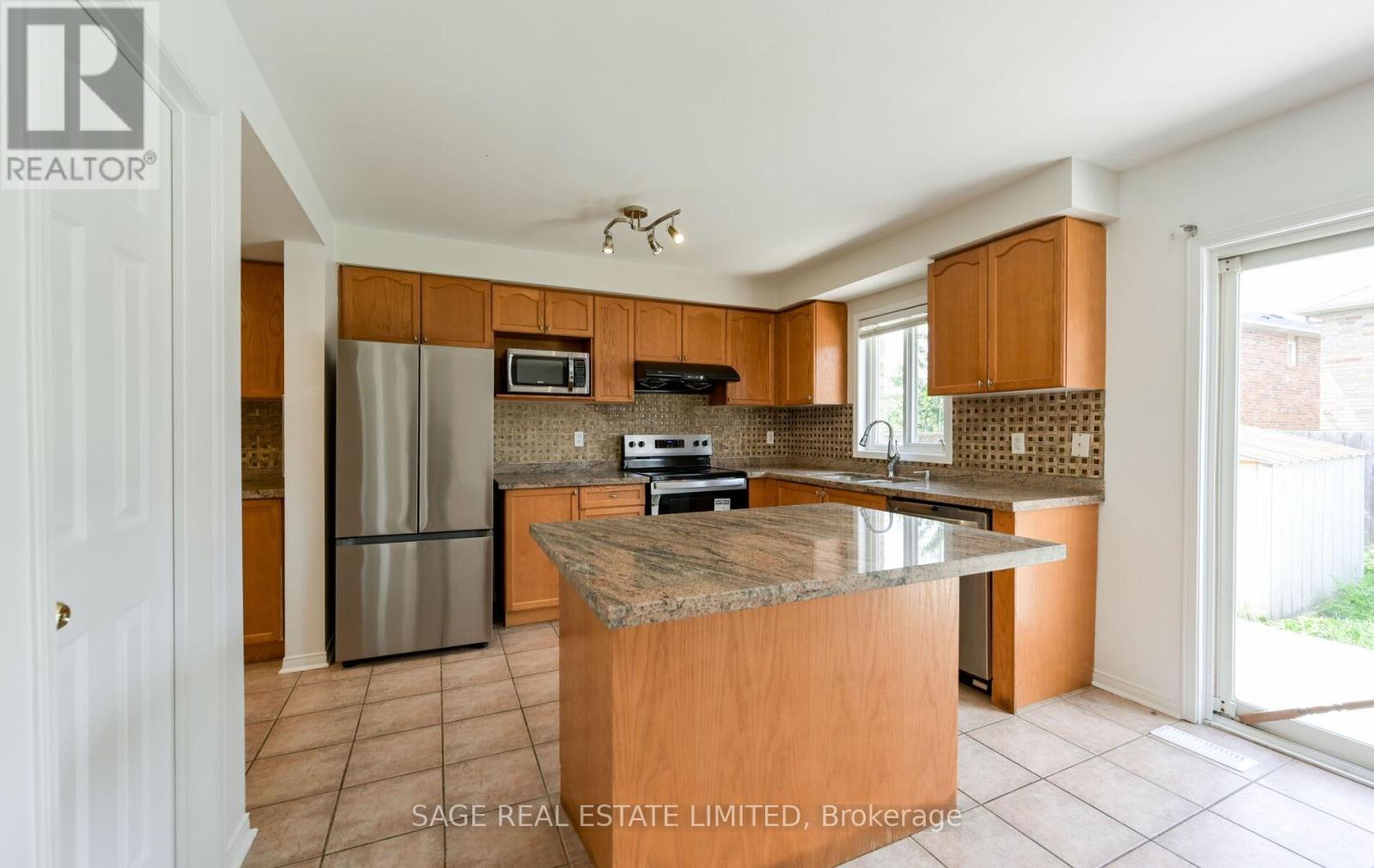 6 Fairhill Avenue, Brampton, Ontario  L7A 2A9 - Photo 8 - W13720018