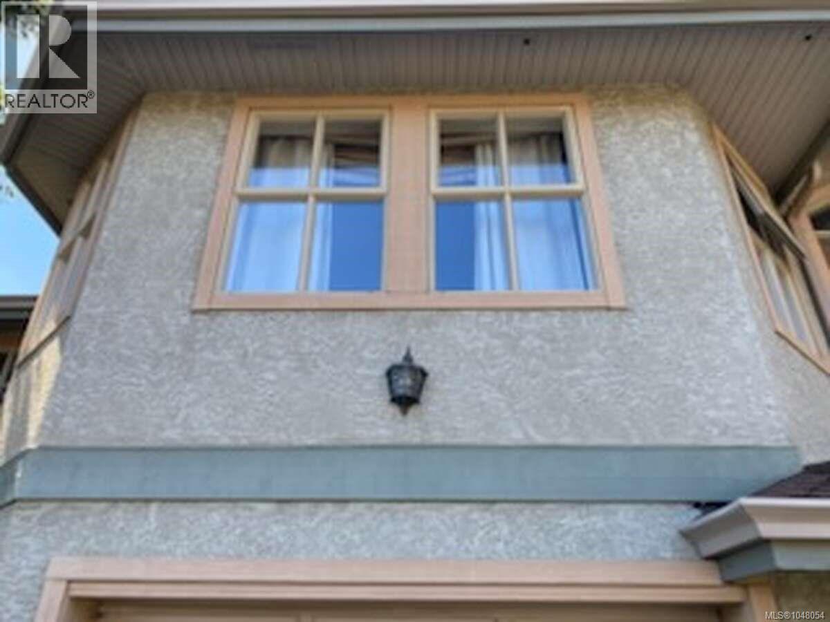 1 500 Marsett Pl, Saanich, British Columbia  V8Z 7J1 - Photo 3 - 1048054