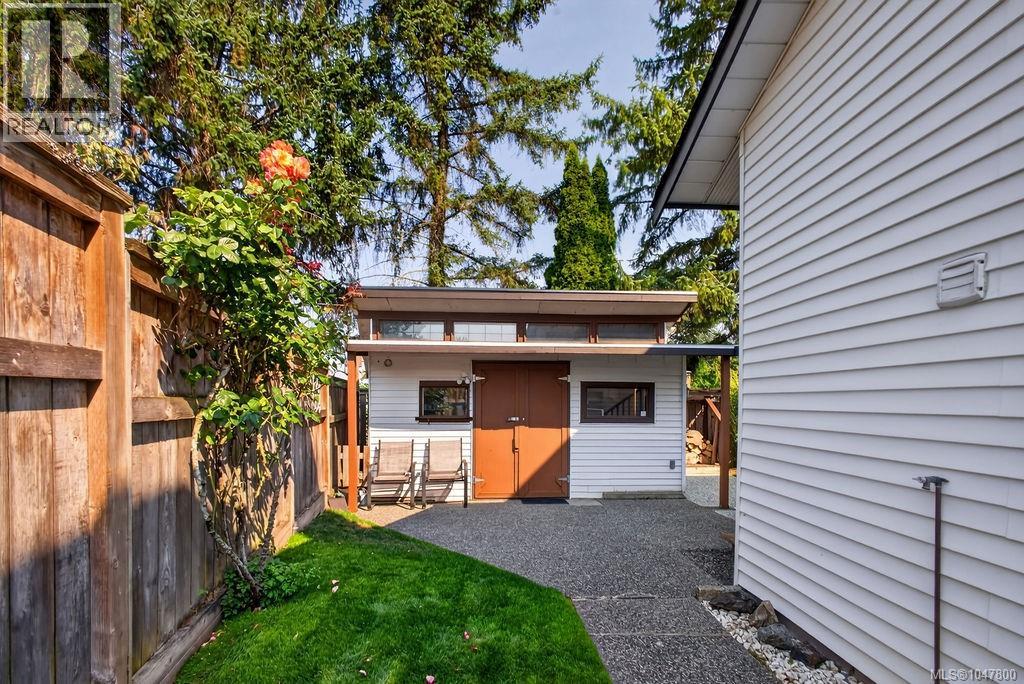 3961 Reynolds Crt, Saanich, British Columbia V8P 5L9 - Photo 43 - 1047800
