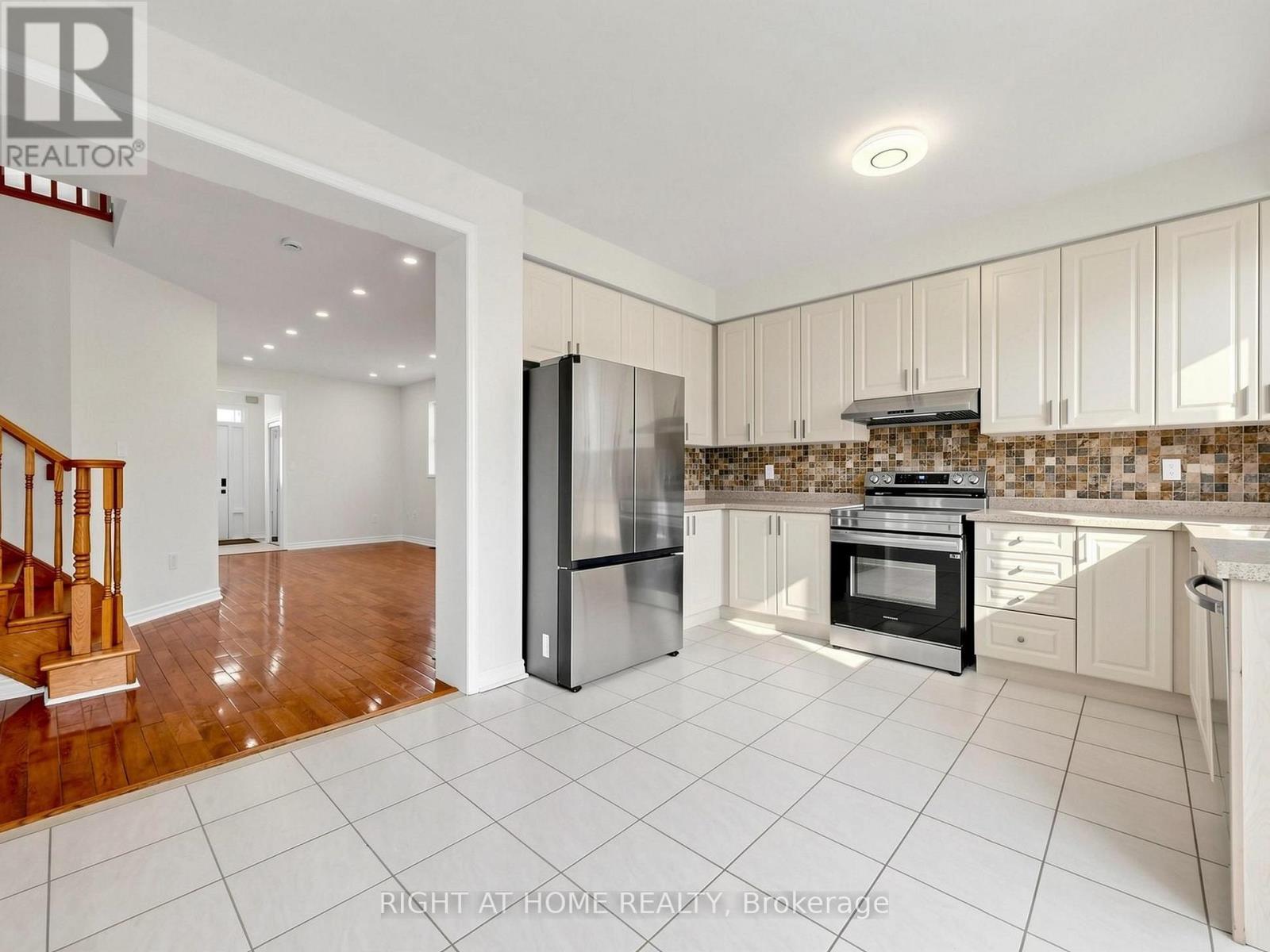 5817 Whitehorn Avenue, Mississauga, Ontario  L5V 2W6 - Photo 12 - W13720052