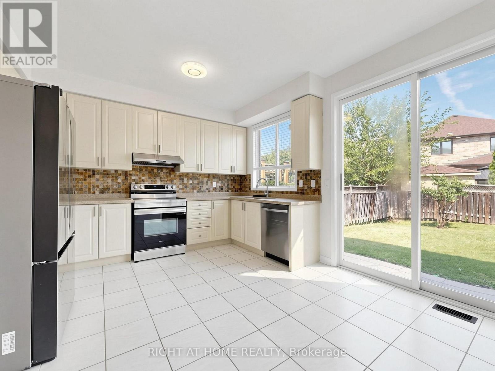 5817 Whitehorn Avenue, Mississauga, Ontario  L5V 2W6 - Photo 14 - W13720052