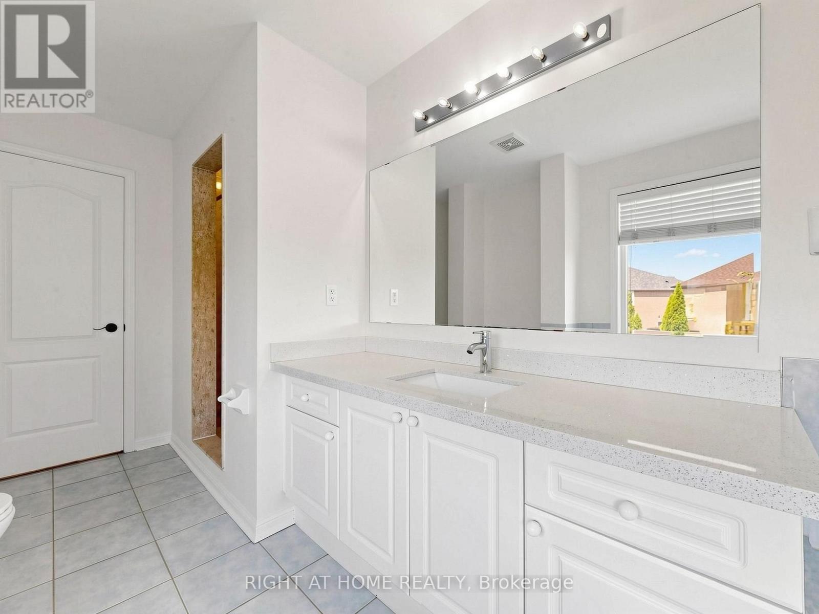 5817 Whitehorn Avenue, Mississauga, Ontario  L5V 2W6 - Photo 18 - W13720052