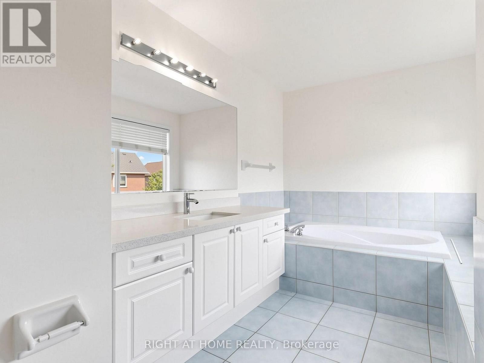5817 Whitehorn Avenue, Mississauga, Ontario  L5V 2W6 - Photo 19 - W13720052