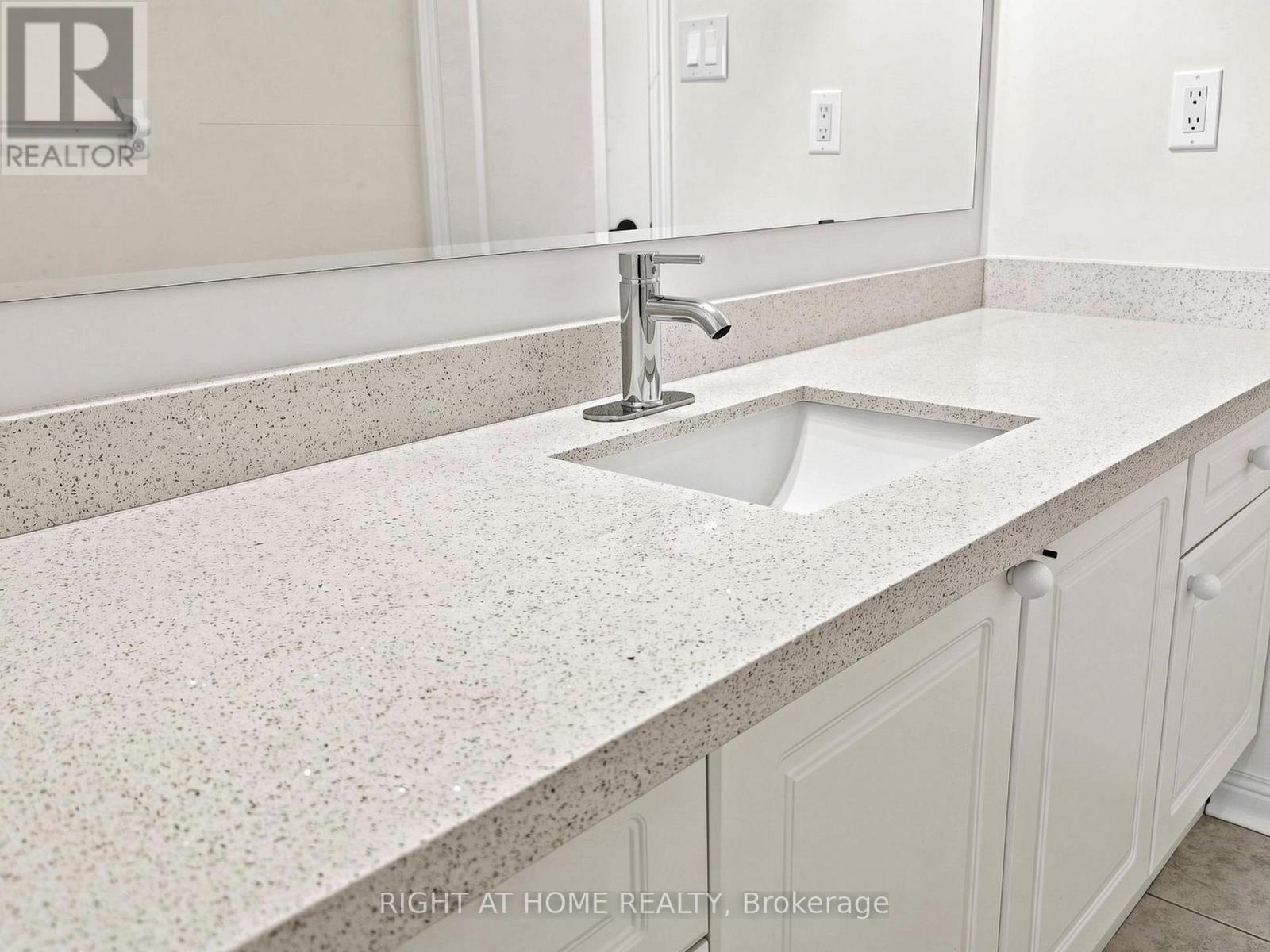 5817 Whitehorn Avenue, Mississauga, Ontario  L5V 2W6 - Photo 21 - W13720052