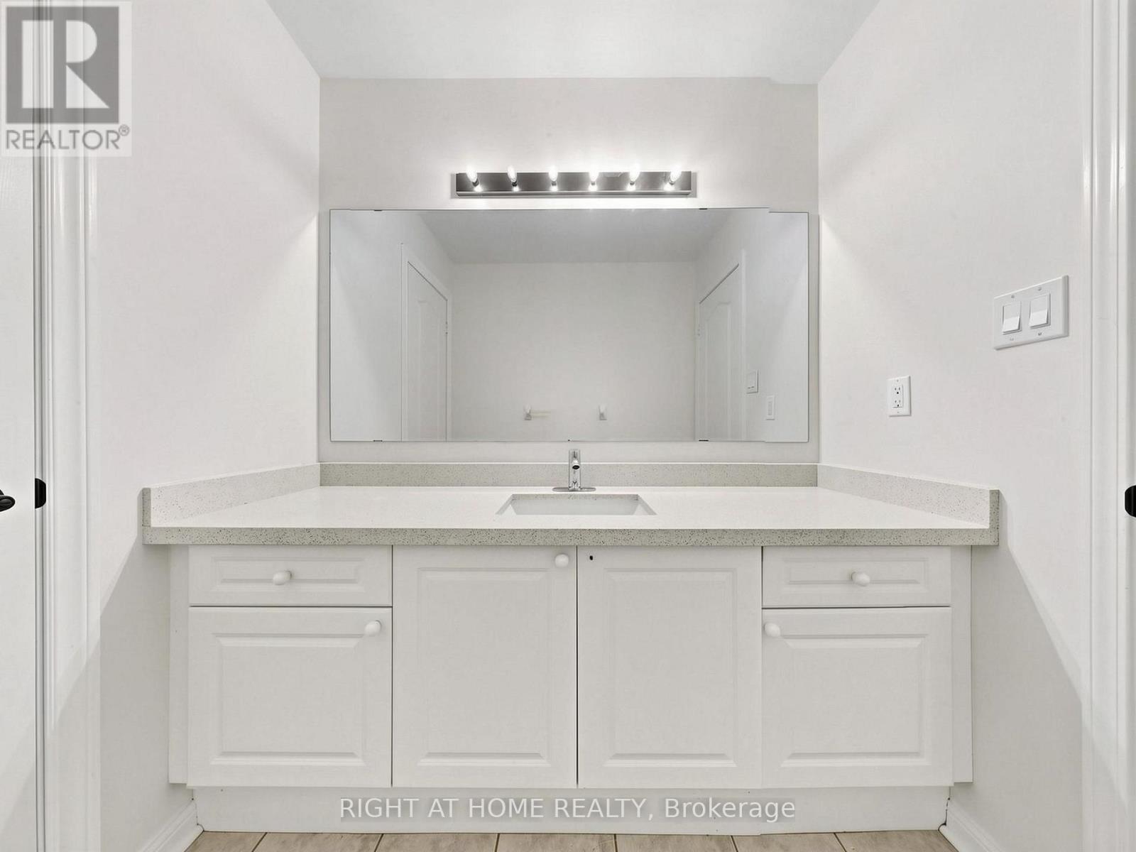 5817 Whitehorn Avenue, Mississauga, Ontario  L5V 2W6 - Photo 31 - W13720052