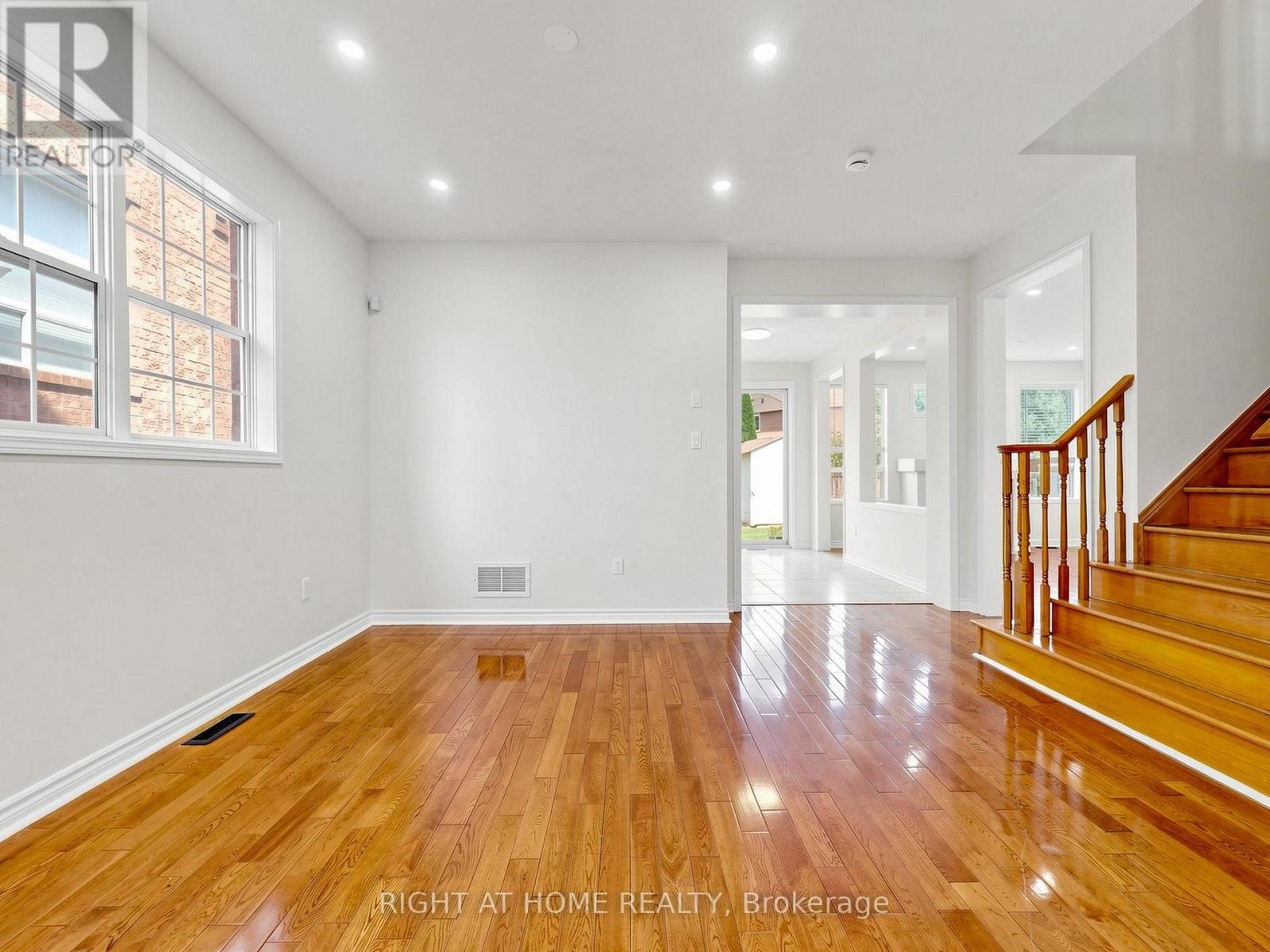5817 Whitehorn Avenue, Mississauga, Ontario  L5V 2W6 - Photo 5 - W13720052