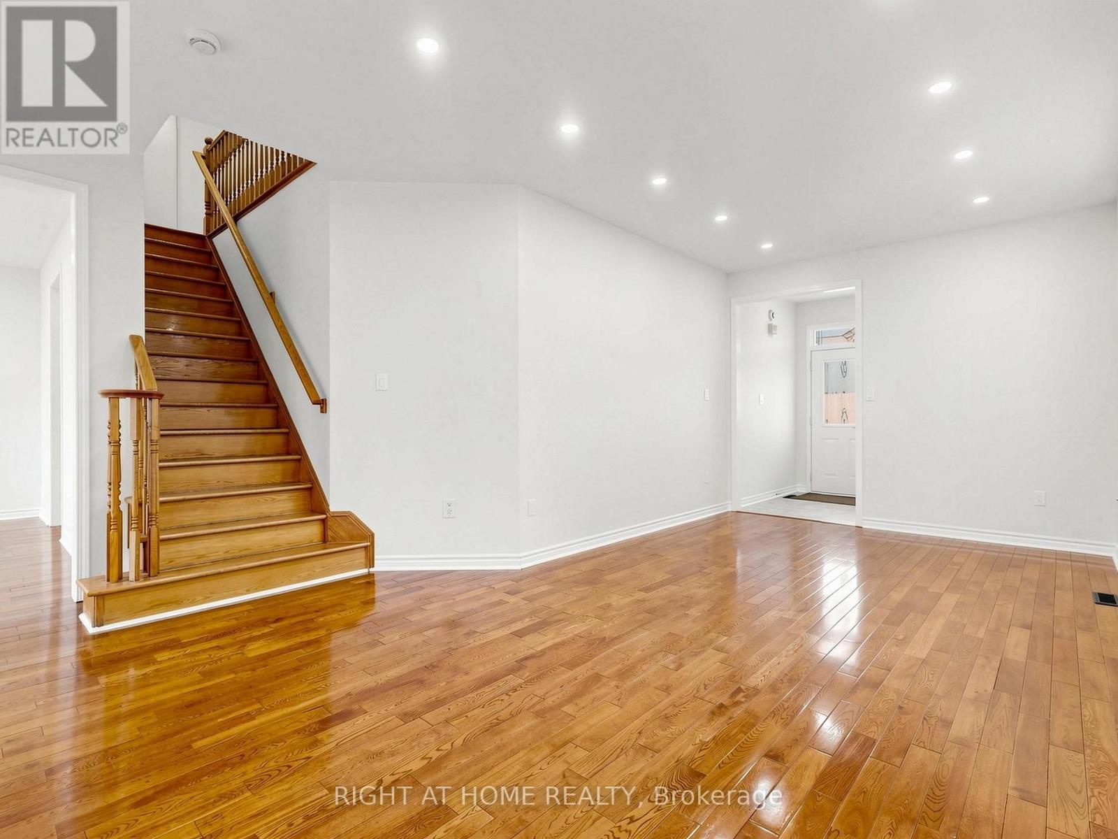 5817 Whitehorn Avenue, Mississauga, Ontario  L5V 2W6 - Photo 6 - W13720052