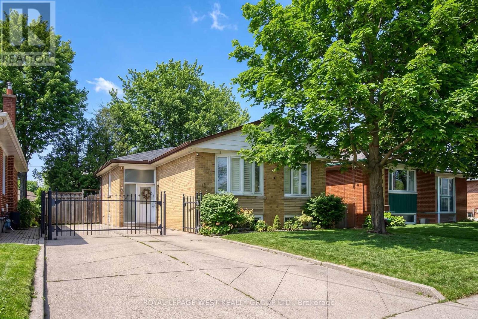 12 LEAVENWORTH CRESCENT, Toronto, Ontario