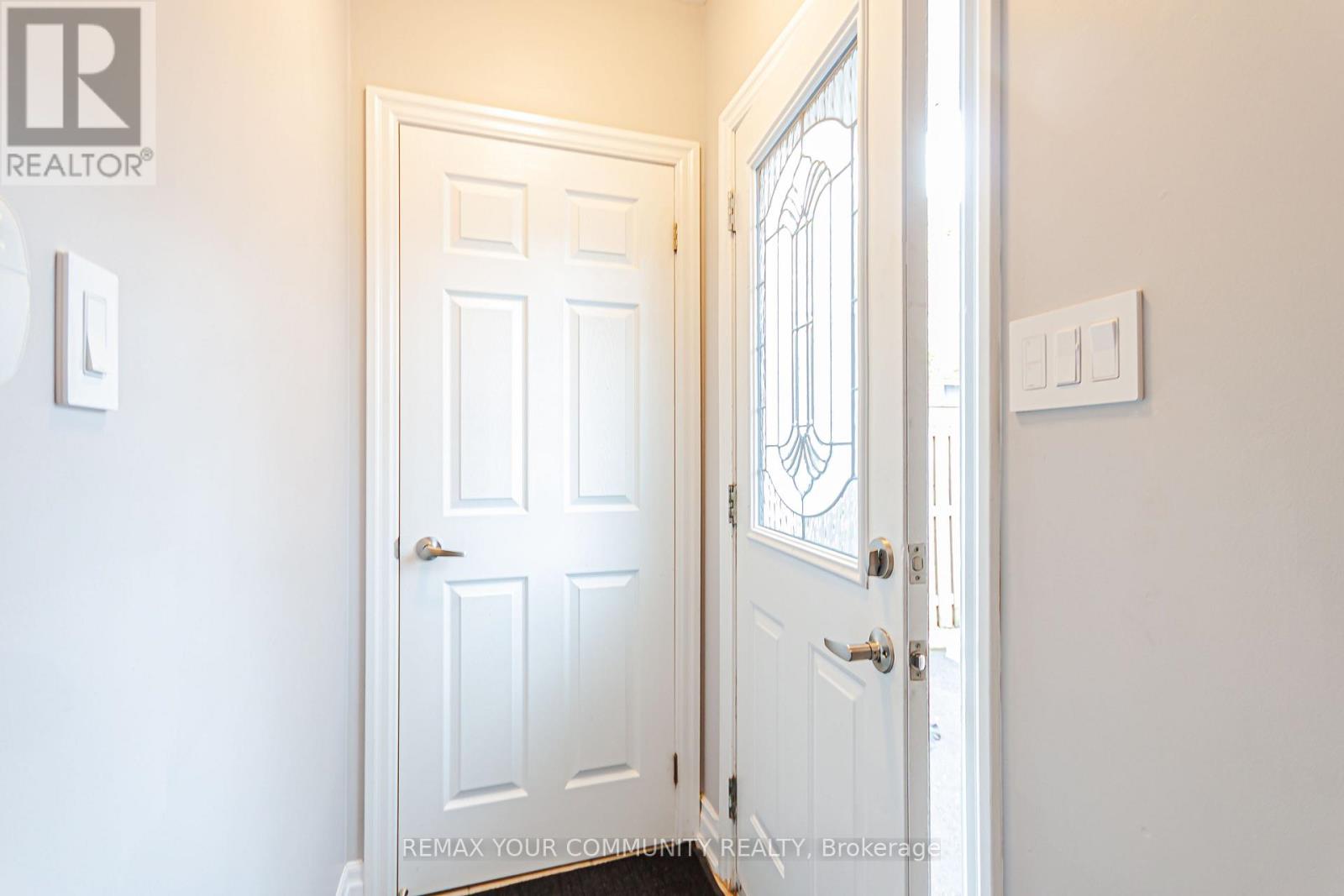 Coach House - 5 Chippenham Lane, Markham, Ontario  L6B 1L6 - Photo 4 - N13719978
