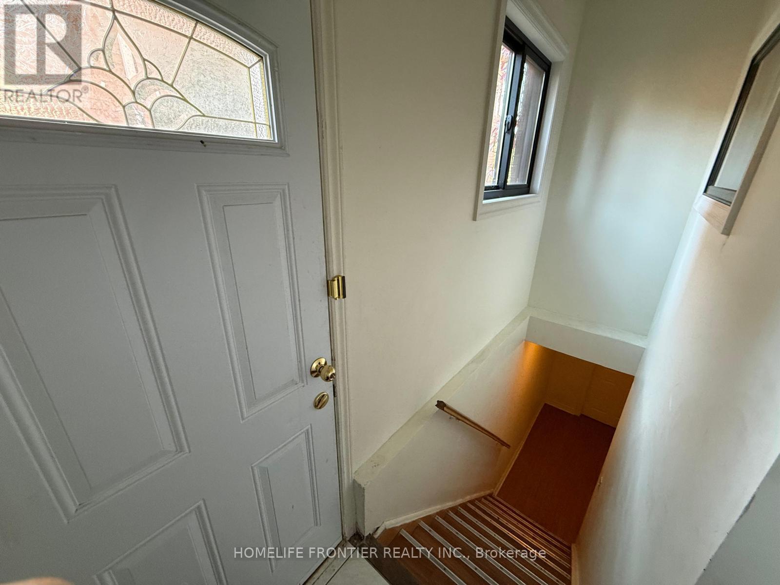 Lower Apartment - 144 Shaftsbury Avenue, Richmond Hill, Ontario  L4C 0G2 - Photo 2 - N13715608