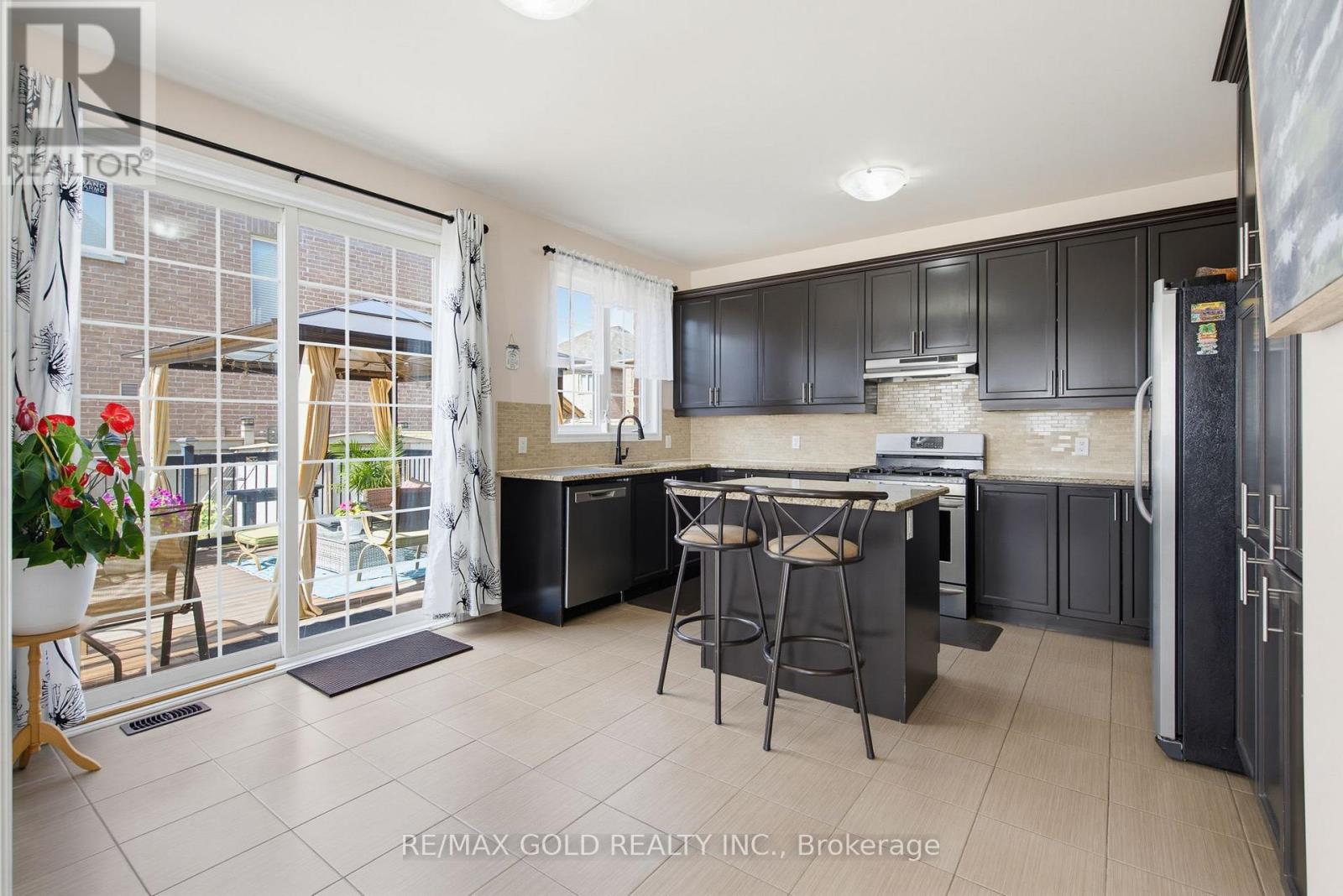 8 Zelda Road, Brampton, Ontario  L6R 3V9 - Photo 6 - W13717410