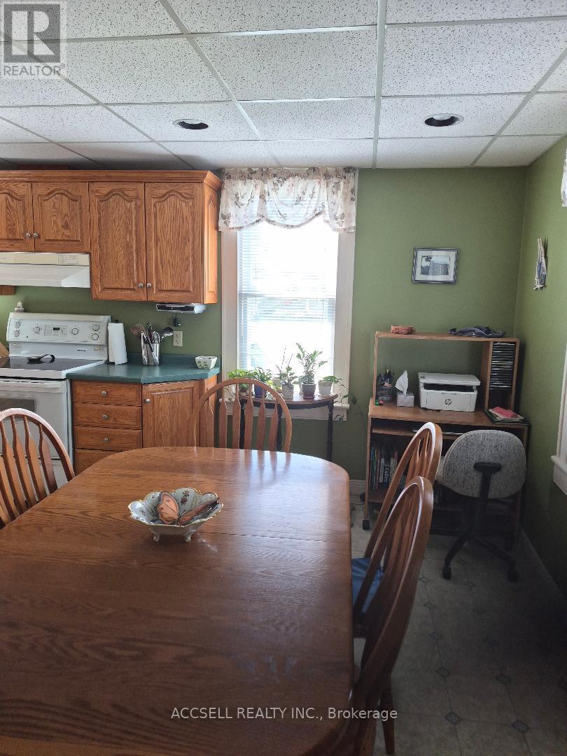 545 Broadway Street N, Plympton, Ontario  N0N 1T0 - Photo 4 - X13718750
