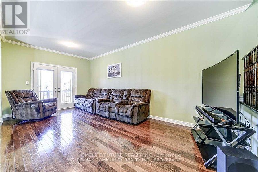 84 Wimbledon Court, Whitby, Ontario  L1P 0A6 - Photo 4 - E13720266