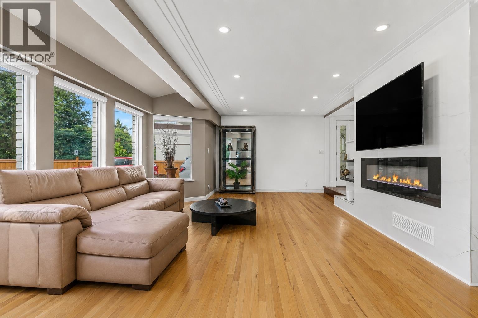 677 Gatensbury Street, Coquitlam, British Columbia V3J 5G9 - Photo 5 - R3159458