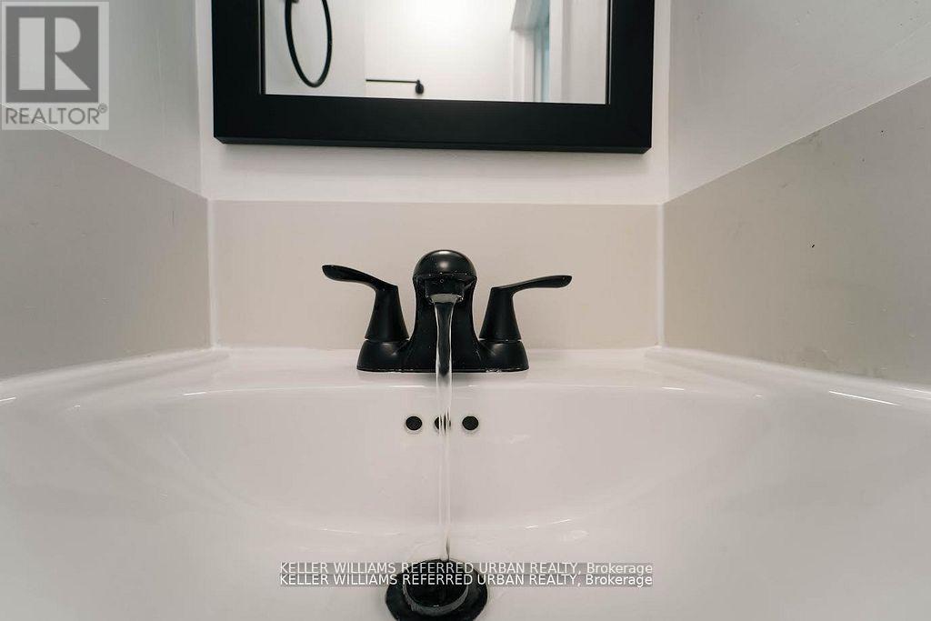 Upper - 1182 Ossington Avenue, Toronto, Ontario  M6G 3W1 - Photo 15 - C13720396
