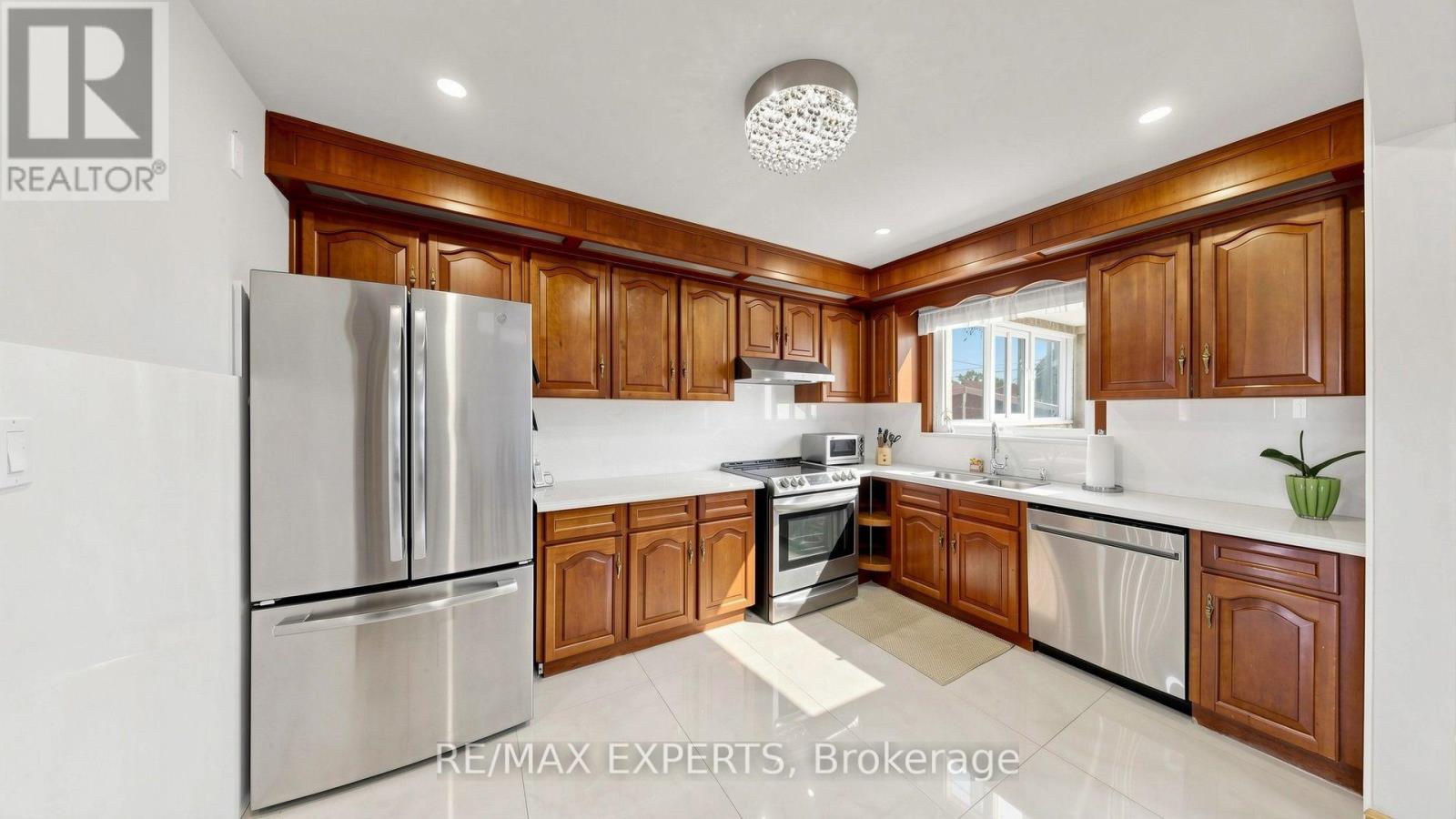 145 Gloucester Grove, Toronto, Ontario  M6C 2A9 - Photo 16 - C13720438