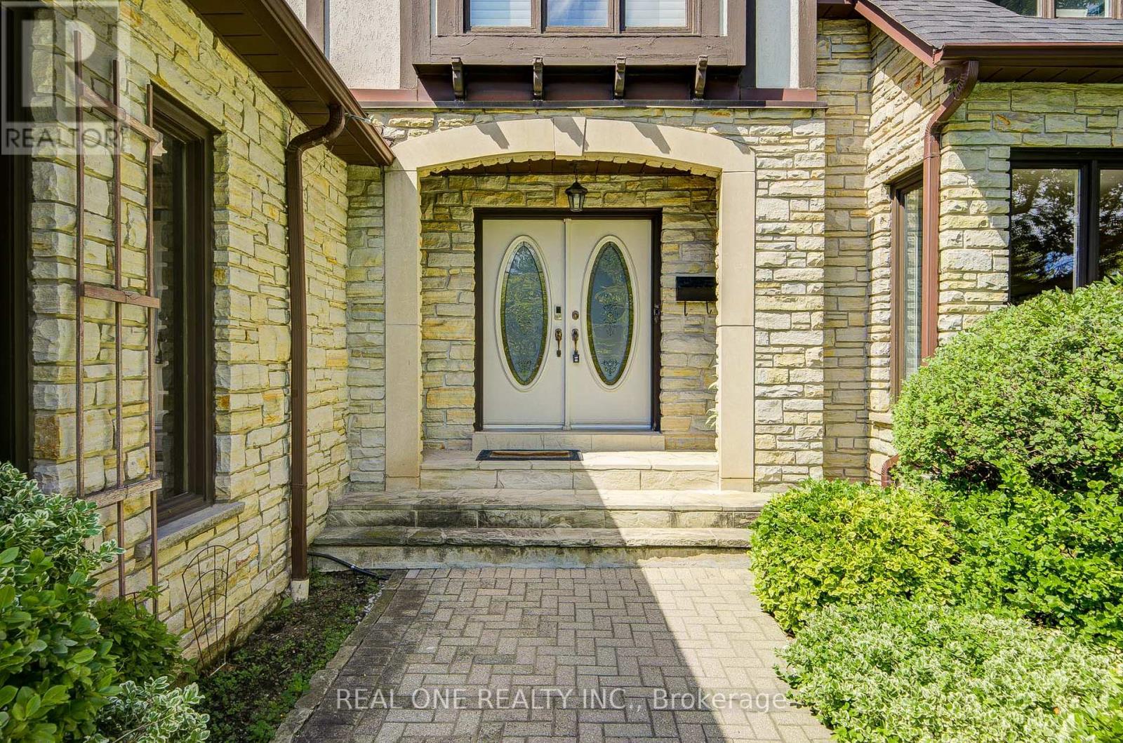 2025 Burbank Drive, Mississauga, Ontario  L5L 2T6 - Photo 6 - W13720412
