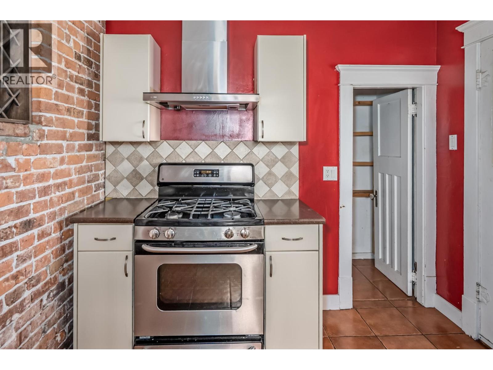 6085 QUEBEC STREET, Vancouver, British Columbia