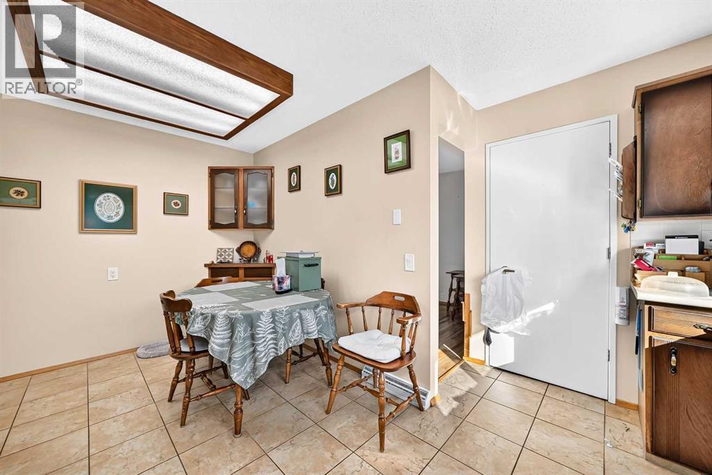 160 Dover Ridge Bay SE, Calgary, Alberta  T2B 2B5 - Photo 11 - A2340132