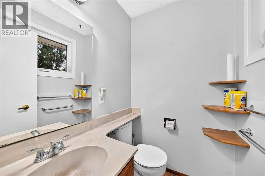 160 Dover Ridge Bay SE, Calgary, Alberta  T2B 2B5 - Photo 15 - A2340132
