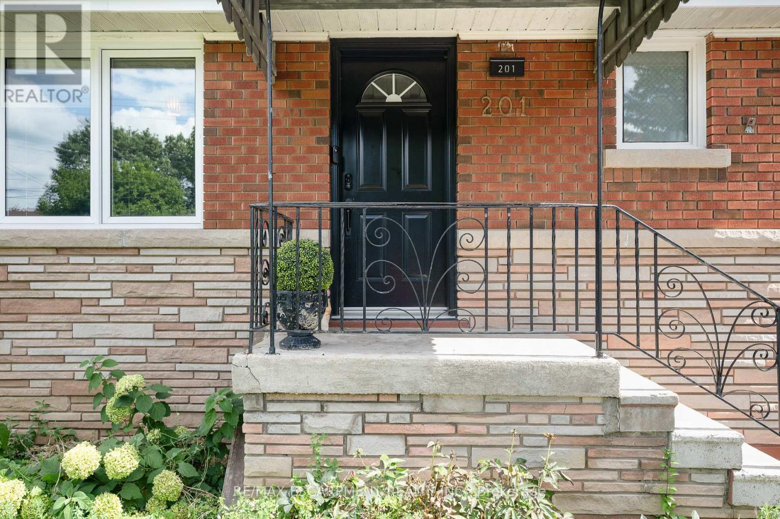 201 Terrace Drive, Hamilton, Ontario  L9A 2Z2 - Photo 3 - X13720566