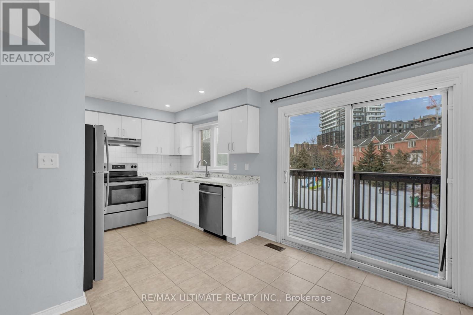 73 Bernard Avenue, Brampton, Ontario  L6Y 5S4 - Photo 4 - W13720674