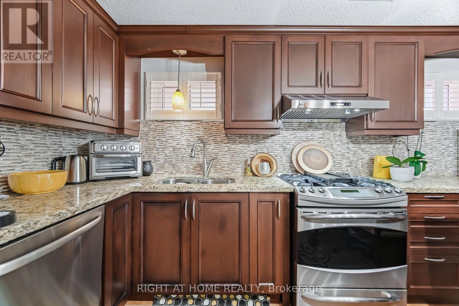 3938 Midhurst Lane, Mississauga, Ontario  L4Z 1C7 - Photo 34 - W13720692