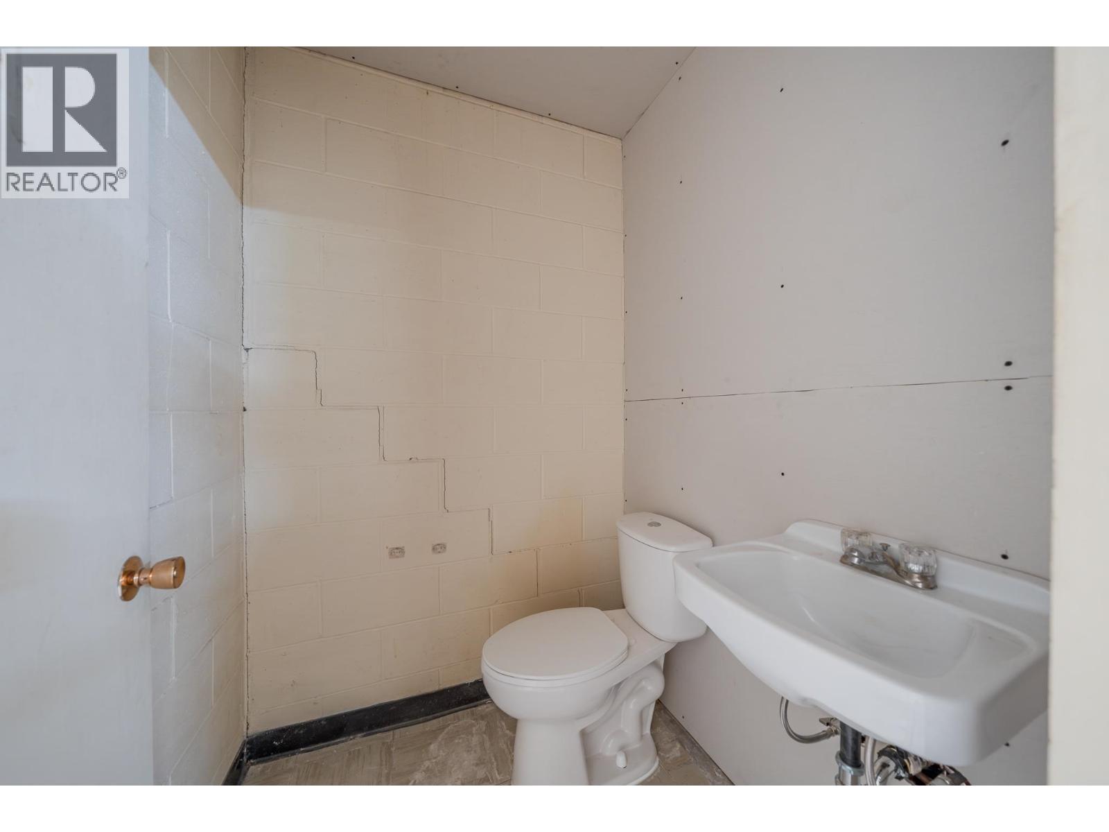 1 200 Birch Avenue, 100 Mile House, British Columbia  V0K 2E0 - Photo 9 - C8077352