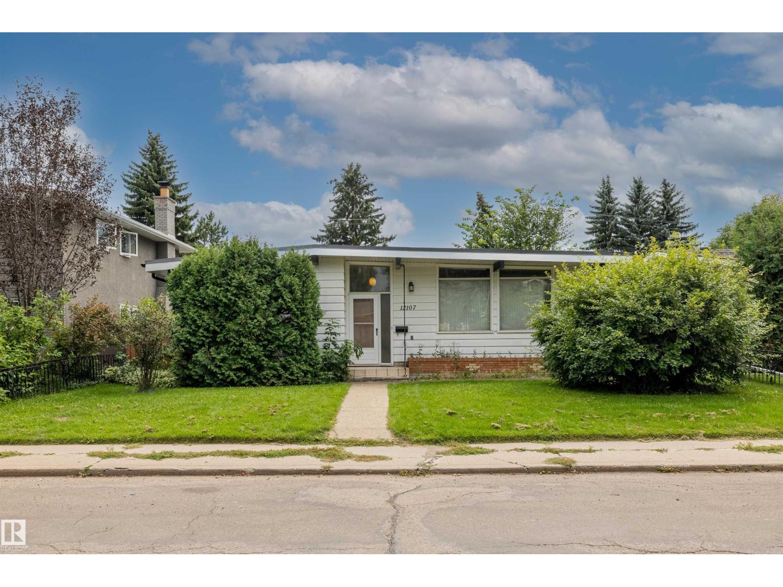 12107 40 AV NW, Edmonton, Alberta