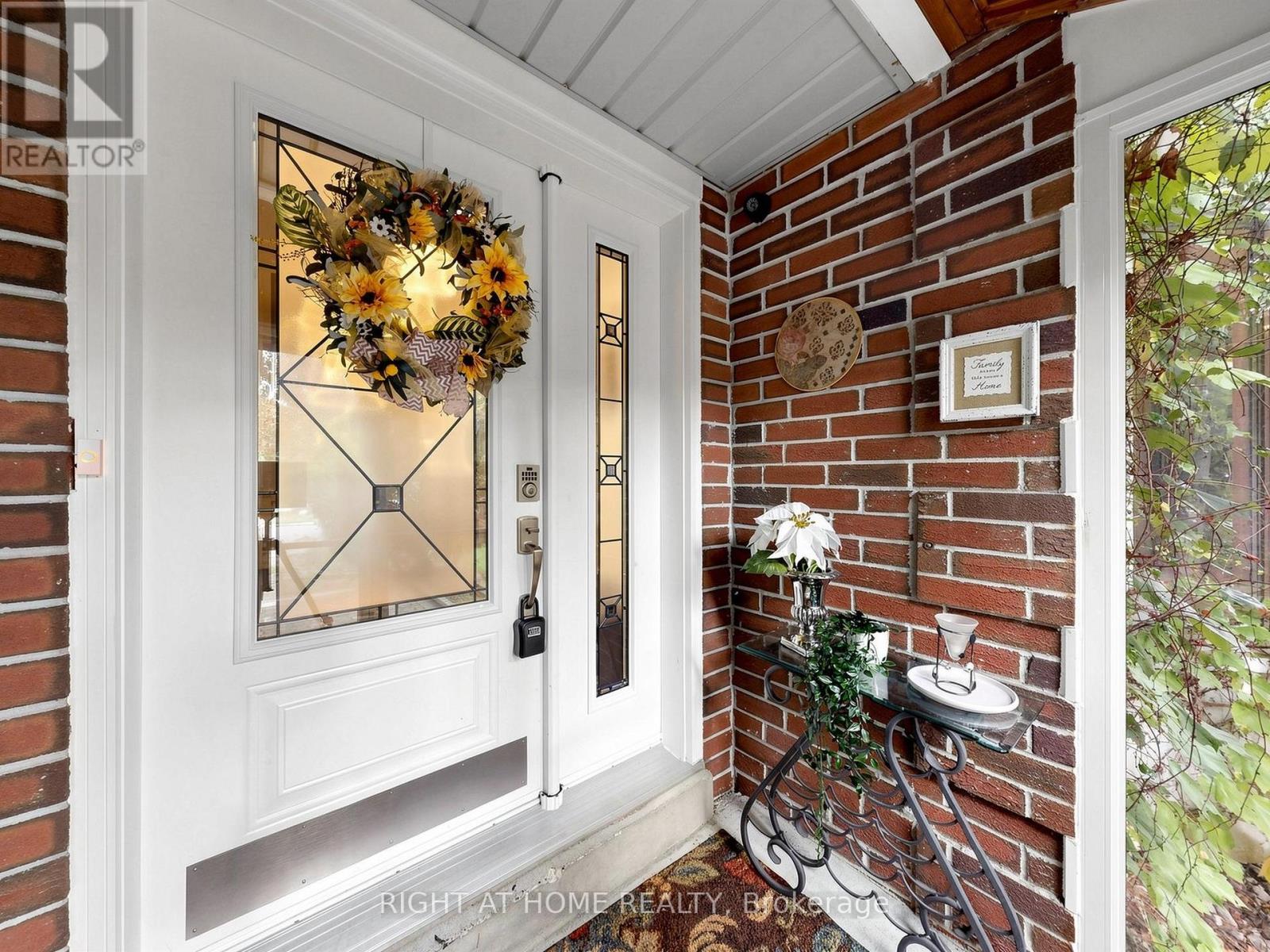 43 Topham Crescent, Richmond Hill, Ontario  L4C 9H1 - Photo 2 - N13720842