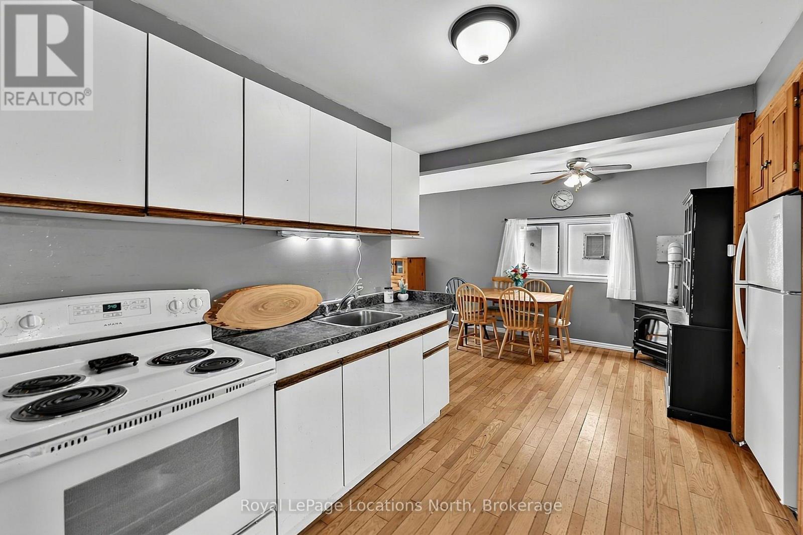 9031 Beachwood Road, Wasaga Beach, Ontario  L9Z 2X9 - Photo 10 - S13720892